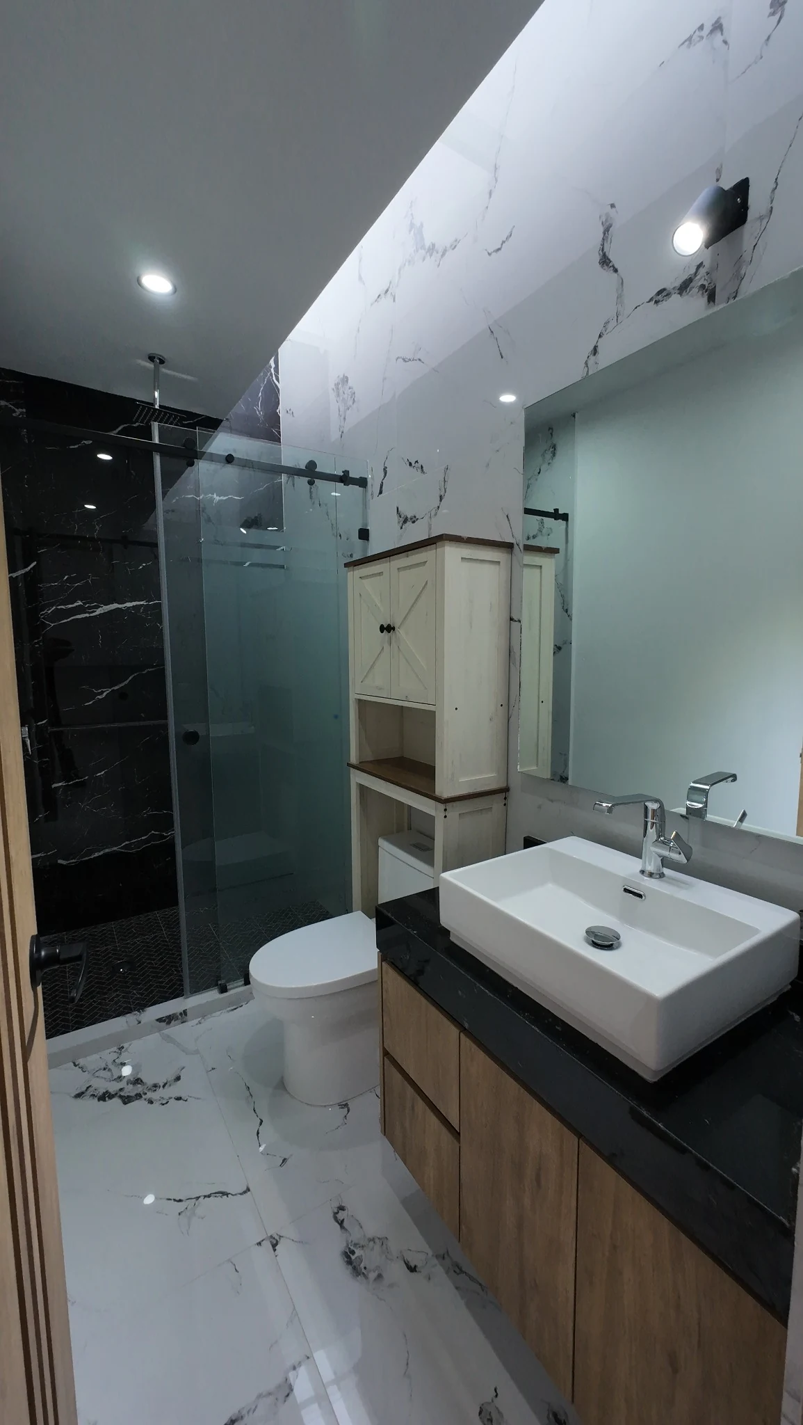 Baño de CASA GH con acabados pétreos